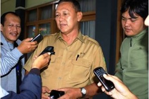 Wakil Bupati Kuningan, H Acep Purnama saat diwawancara sejumlah wartawan terkait BPJS Kesehatan.